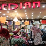 STIMEWA RAMAI: Sejumlah pengunjung Pasar Baru Trade Center menyerbu salah satu tenan yang menjual kain. Saat Ramadan, omzet pedagang terus naik