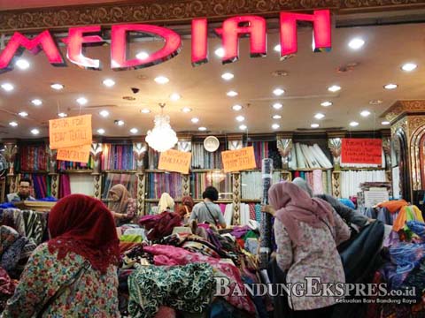Omzet Penjulan Fashion Dua Kali Lipat STIMEWA RAMAI: Sejumlah pengunjung Pasar Baru Trade Center menyerbu salah satu tenan yang menjual kain. Saat Ramadan, omzet pedagang terus naik