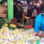 YULLY S. YULIANTI/SOREANG EKSPRES CEK BARANG BUKTI: Polisi memeriksa jelly yang diduga terbuat dari plastik di Pasar Baleendah, Kabupaten Bandung kemarin (18/6).