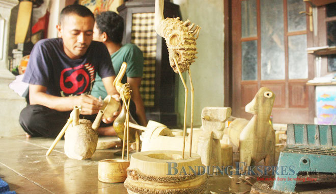 Perkuat Sumber Daya Jelang MEA JP Photo PRODUK LOKAL: Jelang MEA, para pengusaha diajak untuk meningkatkan kualitas sumber daya manusia (SDM) agar tak kalah bersaing.