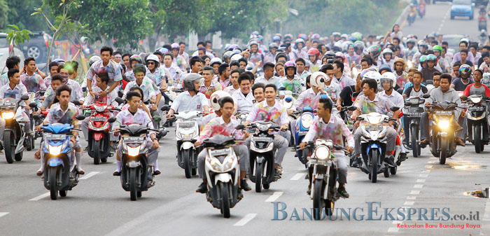 Konvoi merayakan kelulusan SMA - bandung ekspres