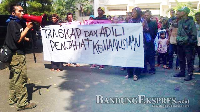 Korban Tanah Retak Tuntut Relokasi - bandung ekspres