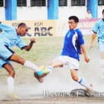 BEREBUT BOLA: Mantan Peamin Persib Yaris Riyadi yang tergabung dalam tim Disyanjak berebut bola dengan lawannya dari Galados dalam lanjutan Liga Ngabuburit yang memperebutkan Piala Wakil Walikota di Stadion Sidolig, jalan Ahmad Yani, Kota Bandung, Rabu (24/6).
