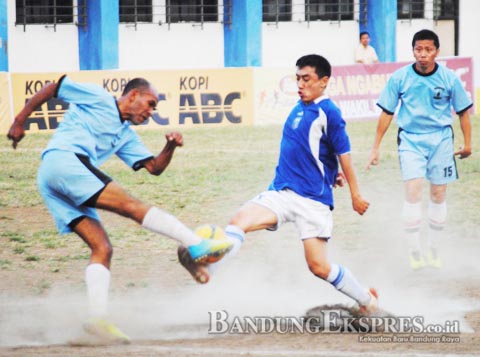 BEREBUT BOLA: Mantan Peamin Persib Yaris Riyadi yang tergabung dalam tim Disyanjak berebut bola dengan lawannya dari Galados dalam lanjutan Liga Ngabuburit yang memperebutkan Piala Wakil Walikota di Stadion Sidolig, jalan Ahmad Yani, Kota Bandung, Rabu (24/6).