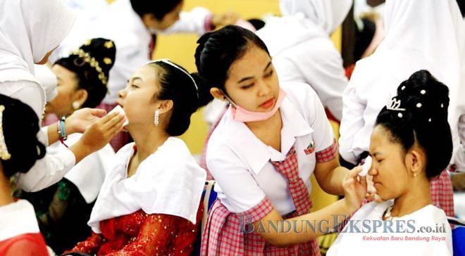 JP PHOTO KUALITAS: Sejumlah siswi SMK di Balikpapan mengikuti kontes kecantikan. Kemendikbud akan melakukan sertifikasi terhadap lulusan SMK.