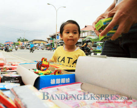 Larangan Berjualan Petasan - MUI (1) - bandung ekspres