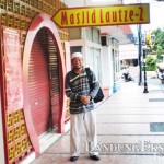 BERBEDA: Seorang berpose di depan Masjid Lautse II, Jalan Tamblong. Masjid ini bergaya Tionghoa.