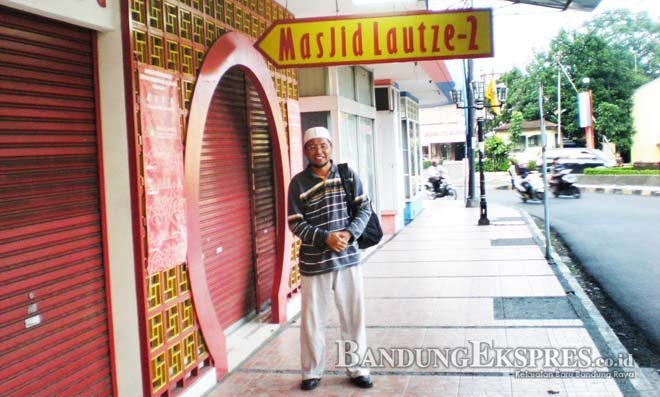 BERBEDA: Seorang berpose di depan Masjid Lautse II, Jalan Tamblong. Masjid ini bergaya Tionghoa.