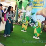 ISTIMEWA MENARIK: Sejumlah anak SMA melihat boneka The Minons di Atrium Festival Citylink, Jalan Peta, kemarin (11/6).
