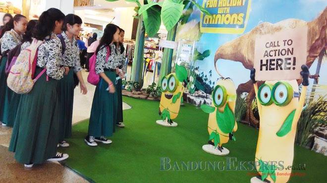 Bermain Bersama The Minions di Festival Citylink ISTIMEWA MENARIK: Sejumlah anak SMA melihat boneka The Minons di Atrium Festival Citylink, Jalan Peta, kemarin (11/6).