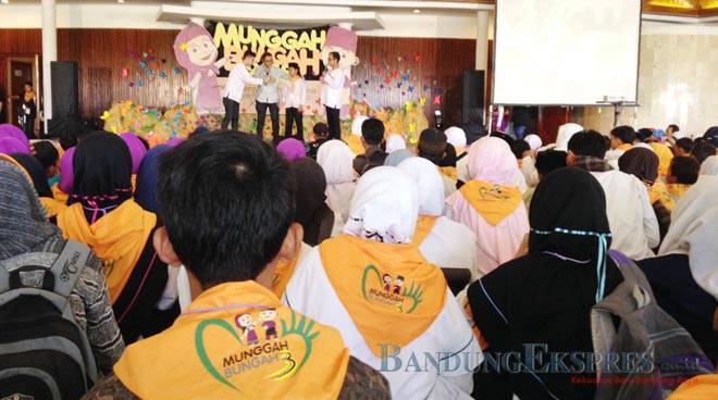 MERIAH: Ratusan anak yatim dan dhuafa menyaksikan penampilan seni dalam Munggah Bungah 3 di Bumi Sangkurian kemarin (15/6)