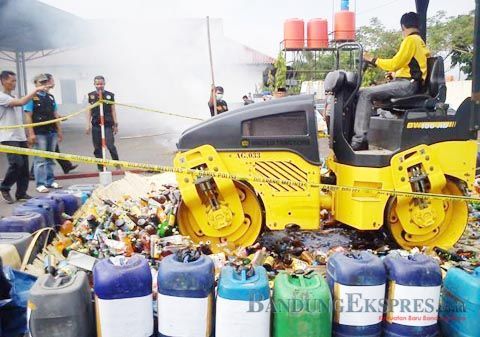 Musnahkan 8.992 Botol Miras - bandung ekspres