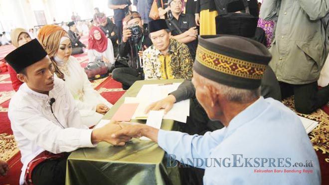 46 Pasangan Ikut Nikah Berjamaah NIKAH BERJAMAAH - bandung ekspres