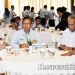 istimewa JALIN KEMITRAAN: Pembina Yayasan OKI Foundation B. Budiman (kedua kanan) Kakanwil Kemenkum HAM Jabar I Wayan Sukerta (paling kiri), usai menandatangani nota kesepahaman di Hotel Horison Bandung kemarin.