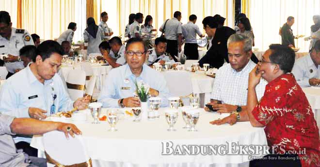 istimewa JALIN KEMITRAAN: Pembina Yayasan OKI Foundation B. Budiman (kedua kanan) Kakanwil Kemenkum HAM Jabar I Wayan Sukerta (paling kiri), usai menandatangani nota kesepahaman di Hotel Horison Bandung kemarin.