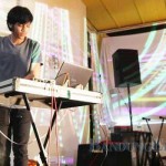 FAJRI ACHMAD NF/BANDUNG EKSPRES RUANG BEREKSPRESI: Salah satu musisi Indie menampilkan aksinya bermain musik elektro di Loubelle Shop, Jalan Setiabudhi, beberapa waktu lalu. Musisi ini difasilitasi FFWD Records untuk mengekspresikan diri.