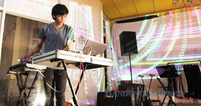 FAJRI ACHMAD NF/BANDUNG EKSPRES RUANG BEREKSPRESI: Salah satu musisi Indie menampilkan aksinya bermain musik elektro di Loubelle Shop, Jalan Setiabudhi, beberapa waktu lalu. Musisi ini difasilitasi FFWD Records untuk mengekspresikan diri.