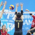 JP PHOTO TANGKIS: Para pemain timnas voli putri menahan serangan Malaysia dalam laga kemarin (12/6). Indonesia akan hadapi juara bertahan di semifinal mendatang.