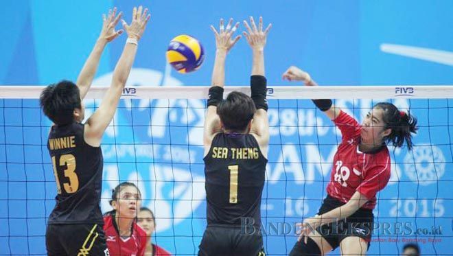 JP PHOTO TANGKIS: Para pemain timnas voli putri menahan serangan Malaysia dalam laga kemarin (12/6). Indonesia akan hadapi juara bertahan di semifinal mendatang.