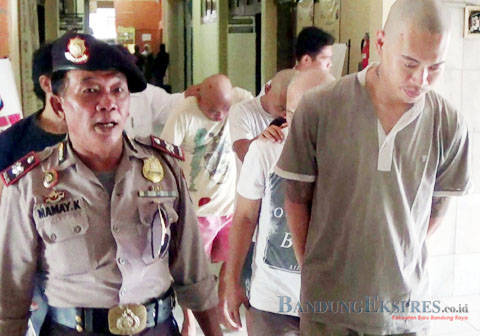 JP PHOTO RINGKUS: Petugas berhasil meringkus beberapa orang yang terlibat dalam jaringan narkotika internasional. Untuk oknum polisi yang ikut terjerat kasus itu akan dilakukan tindakan tegas.