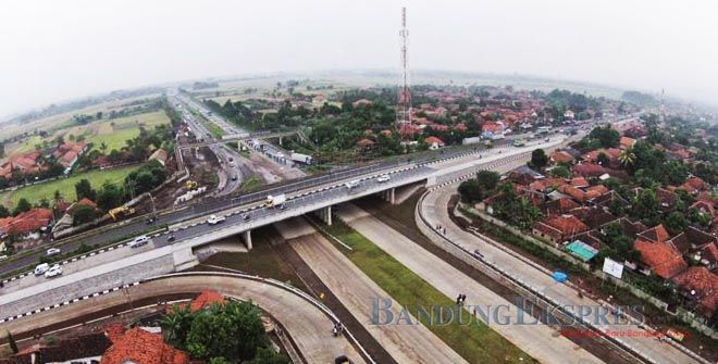 AHMAD RIFAI/PASUNDAN EKSPRES BAKAL PADAT: Lalu lintas di Jalan Ottista Subang termasuk yang terpadat terutama jam berangkat kerja dan sekolah. Diprediksi lalu lintas di Subang secara umum akan lebih sibuk setelah Tol Cikapali resmi beroperasi.
