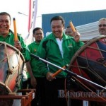 AMRI RACHMAN DZULFIKRI/BANDUNG EKSPRES SIMBOLIS: Menteri Pemuda dan Olahraga Imam Nahrawi (kiri) bersama Wakil Gubernur Jawa Barat Deddy Mizwar menabuh gong tanda dibukanya Pekan Paralympic Pelajar Nasional (Peparpenas) ke-VII di Lapangan Padjadjaran, Jalan Padjadjaran, kemarin (12/6). Sebanyak 34 kontingen mengikuti kegiatan yang diselenggarakan di Bandung tersebut.