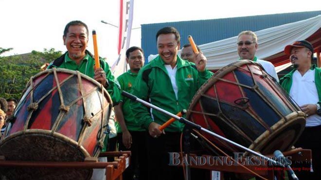AMRI RACHMAN DZULFIKRI/BANDUNG EKSPRES SIMBOLIS: Menteri Pemuda dan Olahraga Imam Nahrawi (kiri) bersama Wakil Gubernur Jawa Barat Deddy Mizwar menabuh gong tanda dibukanya Pekan Paralympic Pelajar Nasional (Peparpenas) ke-VII di Lapangan Padjadjaran, Jalan Padjadjaran, kemarin (12/6). Sebanyak 34 kontingen mengikuti kegiatan yang diselenggarakan di Bandung tersebut.