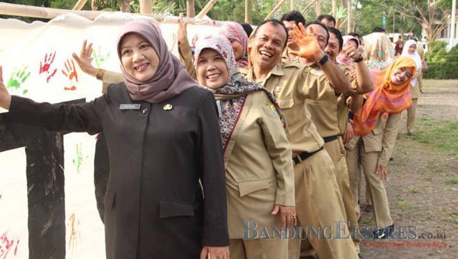 JP Photo APRESIASI KERJA: Meski tidak mendapatkan THR, para PNS akan mendapatkan gaji ke 13.