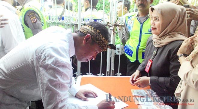 Dua Kandidat Tebar Pesona Pasangan calon bupati dari tim Sabilulungan Dadang M Naser- bandung ekspres