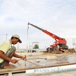 JP Photo HARUS KOKOH: Pekerja mulai membangun pondasi untuk pembuatan perumahan.