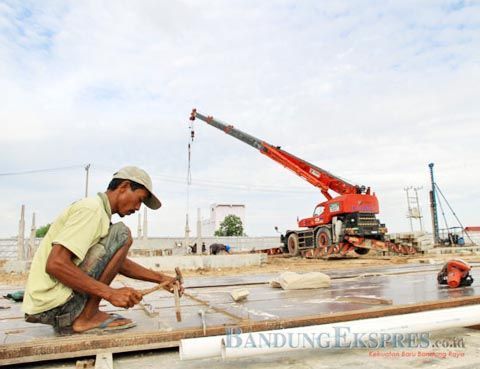 JP Photo HARUS KOKOH: Pekerja mulai membangun pondasi untuk pembuatan perumahan.