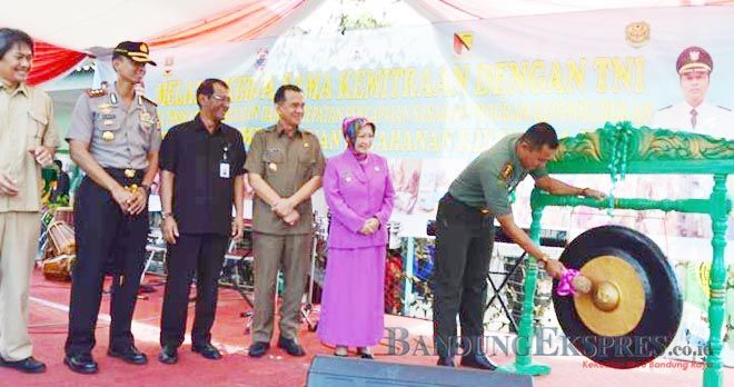 Pencanangan Bakti TNI KB Kesehatan Tingkat Kodim 0609- bandung ekspres