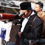 MENEROPONG: Suasana pemantauan hilal dari pusat observatorium Bosscha di Lembang, Kabupaten Bandung Barat, kemarin (16/6).