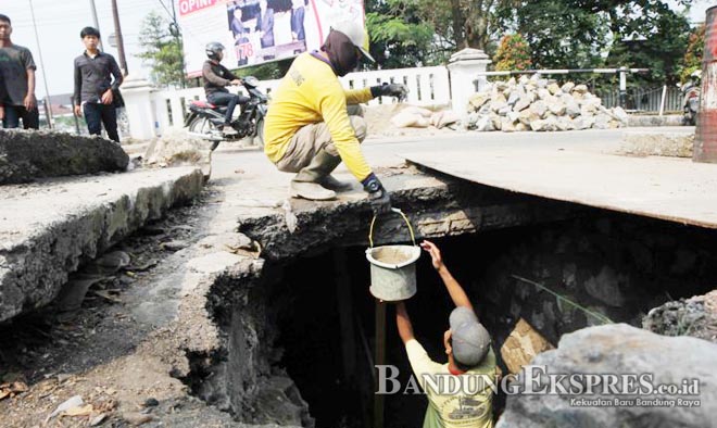 Perbaiki gorong-gorong jalan (12) - bandung ekspres