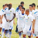 SANTAI: Para pemain Persib Bandung tengah berbincang-bincang usai menjalani latihan, si Stadion Persib, Jalan Ahmad Yani, Kota Bandung, beberapa waktu lalu.