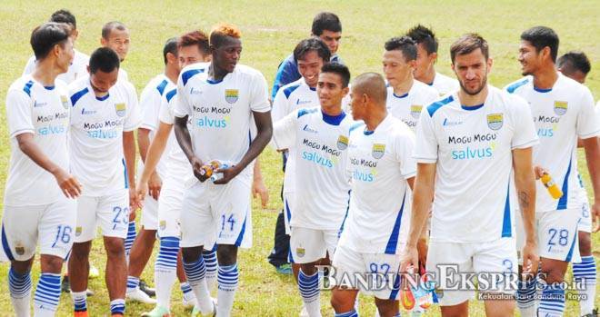 SANTAI: Para pemain Persib Bandung tengah berbincang-bincang usai menjalani latihan, si Stadion Persib, Jalan Ahmad Yani, Kota Bandung, beberapa waktu lalu.