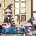 JPPHOTO BERHARAP MABRUR: Sejumlah calon jamaah haji di mushola. Tahun ini Kota Bandung memberangkatkan 1.731 calon jamaah haji. Jumlah ini turun dari tahun sebelumnya.