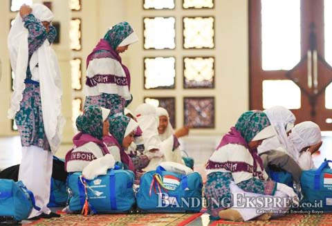 CJH Kota Bandung Turun karena Travel Bodong JPPHOTO BERHARAP MABRUR: Sejumlah calon jamaah haji di mushola. Tahun ini Kota Bandung memberangkatkan 1.731 calon jamaah haji. Jumlah ini turun dari tahun sebelumnya.