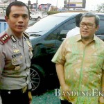 Aher bersama Kapolres Bandung AKBP Erwin Kurniawan di pos lakalantas Cileunyi