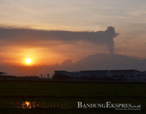 Asap gunung raung