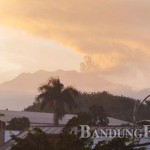 F-DEDY/JAWA POS RADAR BANYUWANGI HUJAN ABU: Gunung Raung menyemburkan abu vulkanik ke udara mengarah ke timur dan tenggara, kemarin siang (10/7).