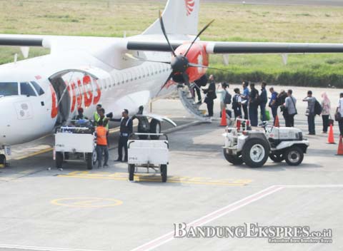 FAJRI ACHMAD NF/BANDUNG EKSPRES TIBA DI LANDASAN: PT Angkasa Pura II akan menambah empat maskapai untuk musim mudik tahun ini. Di antaranya, rute Bandung-Denpasar.