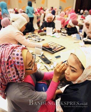 DOKUMENTASI/FAJRI ACHMAD NF/BANDUNG EKSPRES BELAJAR MERIAS: Peserta pelatihan rias melakukan praktik langsung merias wajah pada gelaran Beauty Ramadan With Azzura di Hotel Harris, Jalan Ciumbuleuit, Kota Bandung, beberapa waktu lalu. Selain pelatihan cara merias pada kegiatan ini juga diberikan tips mengenakan kerudung dengan berbagai model.