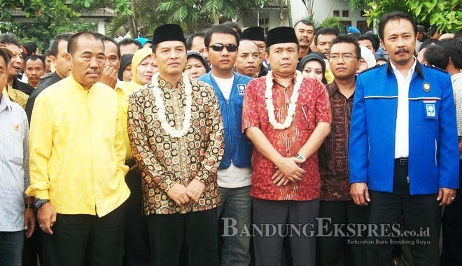 DOKUMENTASI BANDUNG EKSPRES BAKAL BERTARUNG: Bupati dan Wakil Bupati Bandung Dadang M Naser dan Deden R Rumaji, saat akan dilantik lima tahun yang lalu.