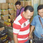 INUMAN BERBAHAYA: Polisi Polres Bandung menunjukkan jamu bodong dan minuman keras yang berhasil disita dari sebuah gudang di Kampung Pasar Desa, Jalan BAru Raya, Desa Cangkuan Kulon, Dayeuhkolot, Kabupaten Bandung Kamis malam (2/7).