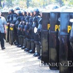 CEK KESIAPAN: Gubernur Jawa barat Ahmad Heryawan dan Kapolda Jawa Barat Irjen Pol Moechgiyarto memeriksa polisi saat apel gelar pasukan Operasi Ketupat Lodaya 2015 di Lapangan Gasibu, Jalan Diponegoro, Kota Bandung, kemarin