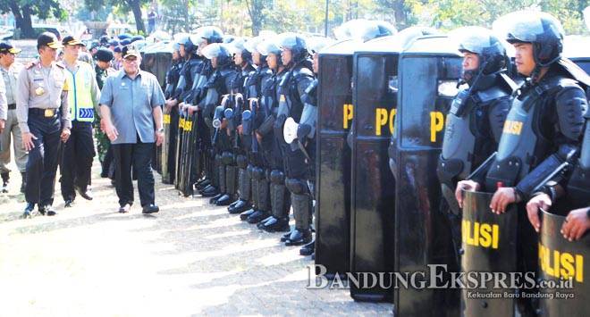 Polda Jawa Barat Sebar Personel di Tiga Titik CEK KESIAPAN: Gubernur Jawa barat Ahmad Heryawan dan Kapolda Jawa Barat Irjen Pol Moechgiyarto memeriksa polisi saat apel gelar pasukan Operasi Ketupat Lodaya 2015 di Lapangan Gasibu, Jalan Diponegoro, Kota Bandung, kemarin