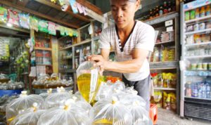 Setelah harga minyak goreng kemasan harganya melambung tinggi. Kini minyak goreng curah sulit didapatkan di tingkat pedagang.