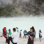 NIKMATI LIBURAN: warga mendatangi Kawah Putih saat Idul Fitri. Kemarin (27/7), delegasi Myanmar mendatangi tempat tersebut didampingi istri Dubes Mayanmar.