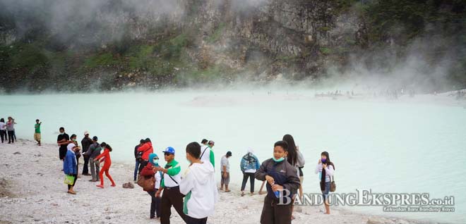 Kawah Putih Tarik Minat Myanmar NIKMATI LIBURAN: warga mendatangi Kawah Putih saat Idul Fitri. Kemarin (27/7), delegasi Myanmar mendatangi tempat tersebut didampingi istri Dubes Mayanmar.